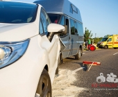 2 Unfälle auf 200m Strecke: Streifenwagen crasht frontal mit Blaulicht in den Gegenverkehr - Mehrere Verletzte