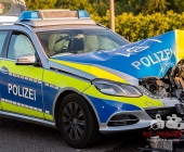 2 Unfälle auf 200m Strecke: Streifenwagen crasht frontal mit Blaulicht in den Gegenverkehr - Mehrere Verletzte