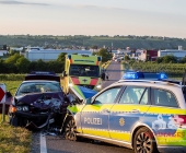 2 Unfälle auf 200m Strecke: Streifenwagen crasht frontal mit Blaulicht in den Gegenverkehr - Mehrere Verletzte