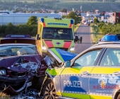 2 Unfälle auf 200m Strecke: Streifenwagen crasht frontal mit Blaulicht in den Gegenverkehr - Mehrere Verletzte