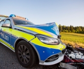 2 Unfälle auf 200m Strecke: Streifenwagen crasht frontal mit Blaulicht in den Gegenverkehr - Mehrere Verletzte
