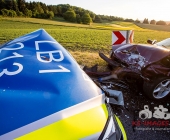 2 Unfälle auf 200m Strecke: Streifenwagen crasht frontal mit Blaulicht in den Gegenverkehr - Mehrere Verletzte