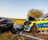 2 Unfälle auf 200m Strecke: Streifenwagen crasht frontal mit Blaulicht in den Gegenverkehr - Mehrere Verletzte