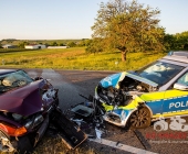 2 Unfälle auf 200m Strecke: Streifenwagen crasht frontal mit Blaulicht in den Gegenverkehr - Mehrere Verletzte