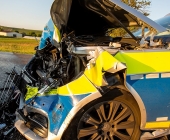 2 Unfälle auf 200m Strecke: Streifenwagen crasht frontal mit Blaulicht in den Gegenverkehr - Mehrere Verletzte
