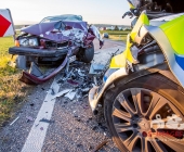 2 Unfälle auf 200m Strecke: Streifenwagen crasht frontal mit Blaulicht in den Gegenverkehr - Mehrere Verletzte