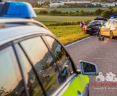 2 Unfälle auf 200m Strecke: Streifenwagen crasht frontal mit Blaulicht in den Gegenverkehr - Mehrere Verletzte