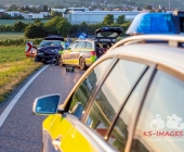 2 Unfälle auf 200m Strecke: Streifenwagen crasht frontal mit Blaulicht in den Gegenverkehr - Mehrere Verletzte