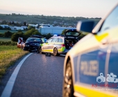 2 Unfälle auf 200m Strecke: Streifenwagen crasht frontal mit Blaulicht in den Gegenverkehr - Mehrere Verletzte