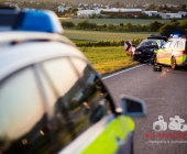 2 Unfälle auf 200m Strecke: Streifenwagen crasht frontal mit Blaulicht in den Gegenverkehr - Mehrere Verletzte