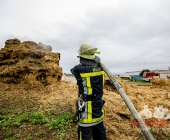 Landwirt sieht Jungen mit Fahrrad an seinen Strohballen - kurze Zeit später brennen 100 Ballen