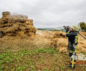 Landwirt sieht Jungen mit Fahrrad an seinen Strohballen - kurze Zeit später brennen 100 Ballen