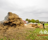 Landwirt sieht Jungen mit Fahrrad an seinen Strohballen - kurze Zeit später brennen 100 Ballen