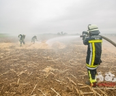 Landwirt sieht Jungen mit Fahrrad an seinen Strohballen - kurze Zeit später brennen 100 Ballen