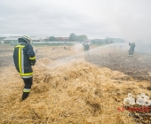 Landwirt sieht Jungen mit Fahrrad an seinen Strohballen - kurze Zeit später brennen 100 Ballen