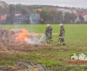 Landwirt sieht Jungen mit Fahrrad an seinen Strohballen - kurze Zeit später brennen 100 Ballen