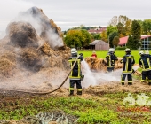 Landwirt sieht Jungen mit Fahrrad an seinen Strohballen - kurze Zeit später brennen 100 Ballen