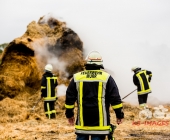 Landwirt sieht Jungen mit Fahrrad an seinen Strohballen - kurze Zeit später brennen 100 Ballen