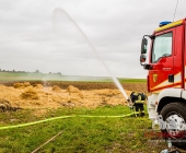 Landwirt sieht Jungen mit Fahrrad an seinen Strohballen - kurze Zeit später brennen 100 Ballen