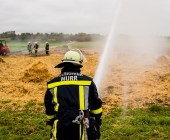 Landwirt sieht Jungen mit Fahrrad an seinen Strohballen - kurze Zeit später brennen 100 Ballen