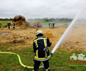Landwirt sieht Jungen mit Fahrrad an seinen Strohballen - kurze Zeit später brennen 100 Ballen