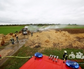 Landwirt sieht Jungen mit Fahrrad an seinen Strohballen - kurze Zeit später brennen 100 Ballen