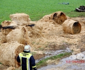 Landwirt sieht Jungen mit Fahrrad an seinen Strohballen - kurze Zeit später brennen 100 Ballen