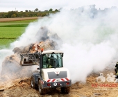 Landwirt sieht Jungen mit Fahrrad an seinen Strohballen - kurze Zeit später brennen 100 Ballen