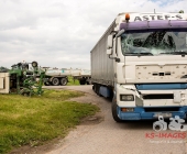 Sattelzug crasht in Traktor und schleudert ihn in den Acker