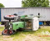 Sattelzug crasht in Traktor und schleudert ihn in den Acker
