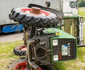 Sattelzug crasht in Traktor und schleudert ihn in den Acker