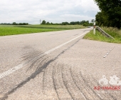Sattelzug crasht in Traktor und schleudert ihn in den Acker
