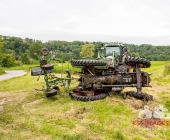 Sattelzug crasht in Traktor und schleudert ihn in den Acker
