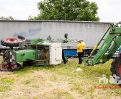 Sattelzug crasht in Traktor und schleudert ihn in den Acker