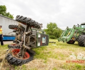 Sattelzug crasht in Traktor und schleudert ihn in den Acker