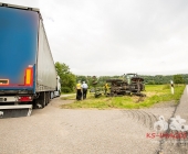 Sattelzug crasht in Traktor und schleudert ihn in den Acker