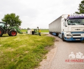 Sattelzug crasht in Traktor und schleudert ihn in den Acker