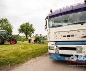 Sattelzug crasht in Traktor und schleudert ihn in den Acker