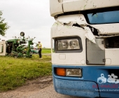 Sattelzug crasht in Traktor und schleudert ihn in den Acker