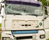 Sattelzug crasht in Traktor und schleudert ihn in den Acker