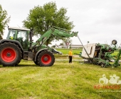 Sattelzug crasht in Traktor und schleudert ihn in den Acker