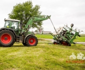 Sattelzug crasht in Traktor und schleudert ihn in den Acker