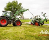 Sattelzug crasht in Traktor und schleudert ihn in den Acker