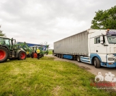Sattelzug crasht in Traktor und schleudert ihn in den Acker