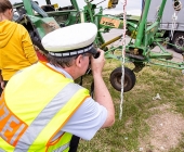 Sattelzug crasht in Traktor und schleudert ihn in den Acker