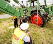Sattelzug crasht in Traktor und schleudert ihn in den Acker
