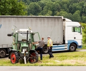 Sattelzug crasht in Traktor und schleudert ihn in den Acker