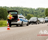 Sattelzug crasht in Traktor und schleudert ihn in den Acker