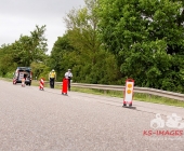 Sattelzug crasht in Traktor und schleudert ihn in den Acker