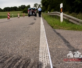 Sattelzug crasht in Traktor und schleudert ihn in den Acker